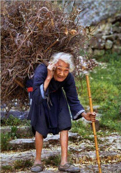 6,老人背着的,是她的晚年生活,沉重且孤独!