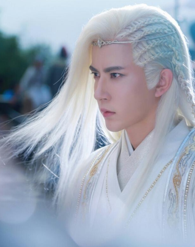 同是白发造型:高伟光儒雅,于朦胧邪魅,却被朱一龙和