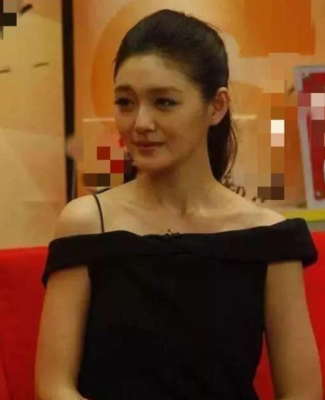 优雅永不过时,大s女儿淑女坐引热议,网友称赞其是"真淑女"