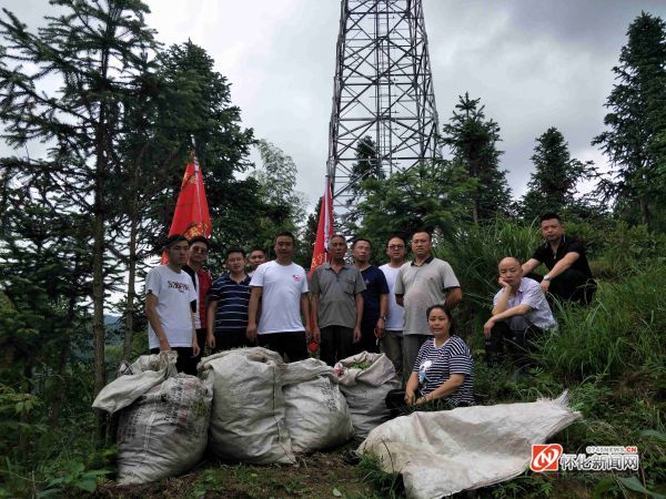 溆浦县龙庄湾乡党员情系贫困户