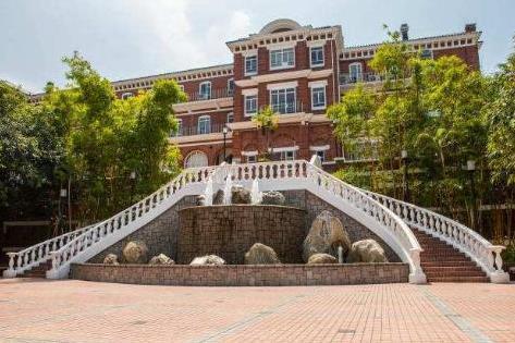 后来,李嘉诚斥巨资在香港大学,庄明月的母校建造了一座庄明月楼