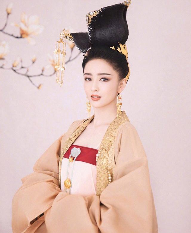 “国民女神”佟丽娅的颜值刷爆网络，网友：能娶到她，真是上辈子拯救银河系