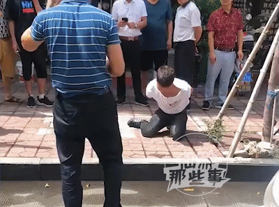 网友爆料 今天,仙游某街头一男子 被绑在街头"跪地"示众 究竟怎么回事