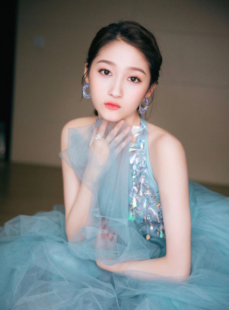 美女明星关晓彤身穿珊瑚蓝薄纱长裙青春俏丽飘逸灵动写真