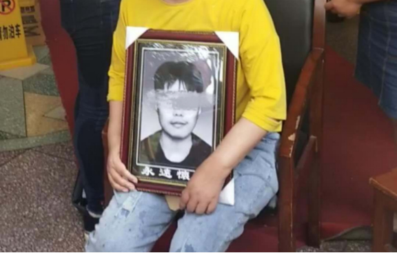 武汉男生疑偷拍女厕被发现回家后坠亡家长纸上写着害怕