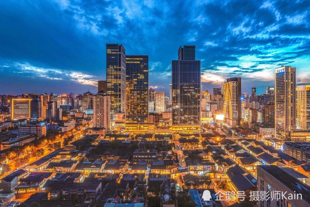 位居新一线城市之首的成都,夜景也不落俗套,内透灯光