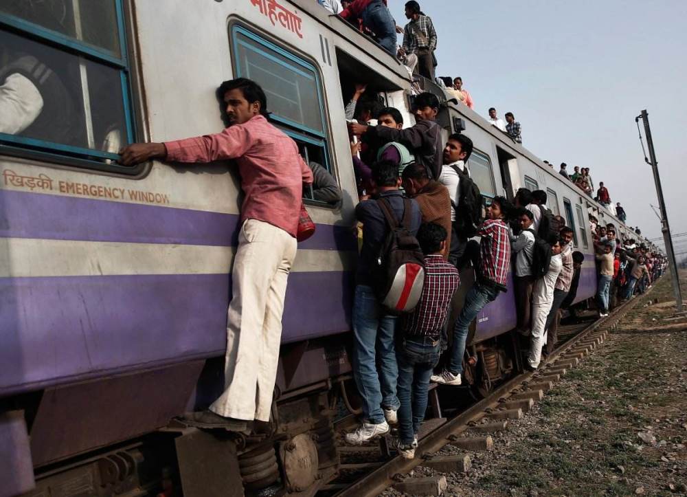 扒火车的国家:节假日人山人海,乘客连火车顶都敢坐还未必有空位