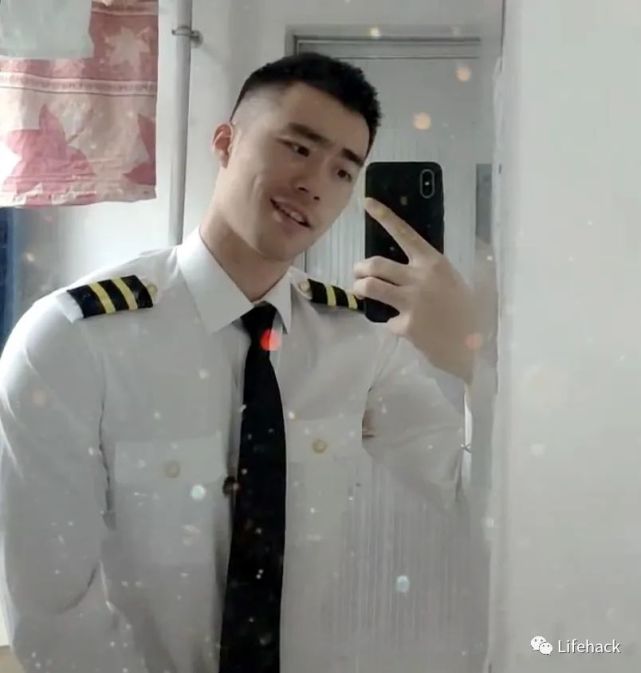 飞行员学员 就读于空军第六飞行学院 之前人们常说飞行学院帅哥云集