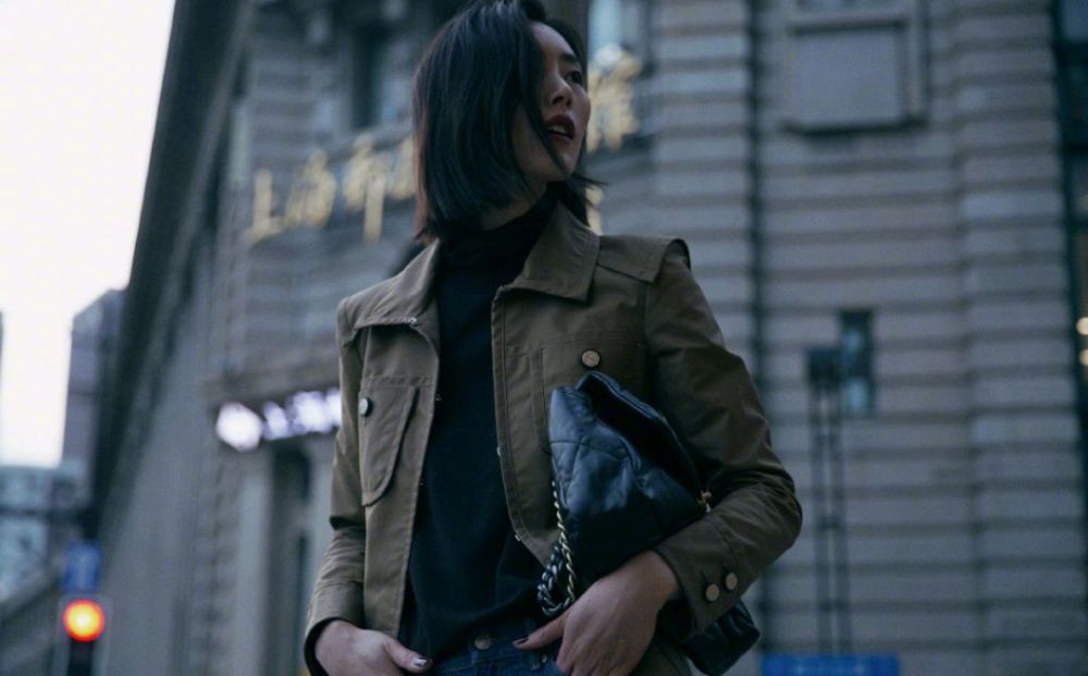 刘雯真不愧是气质超模，剪掉十年长发变波波头，穿什么衣服都好看