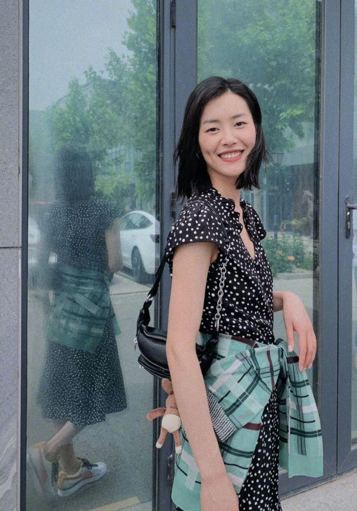 刘雯真不愧是气质超模，剪掉十年长发变波波头，穿什么衣服都好看