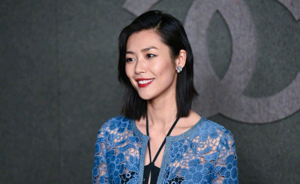刘雯真不愧是气质超模，剪掉十年长发变波波头，穿什么衣服都好看
