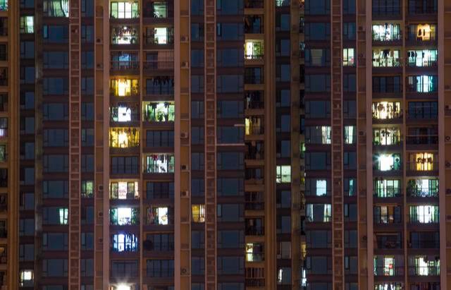 1.5亿套房“空置吃灰”，房价为何仍不降？经济学家一语戳破真相