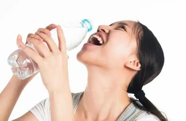 运动后能不能立即喝水？很多人没有喝对，为了健康，看一眼