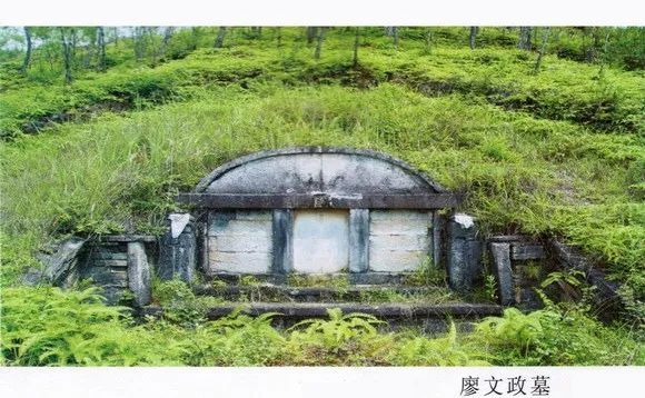 廖文政(字东山)的墓地,位于梅窖镇店山村,与三僚村一岭之隔.