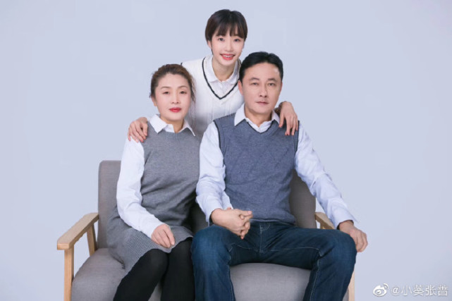 国乒美女陪爸妈拍全家福,高颜值不输刘诗雯陈梦 穿古装现古典美