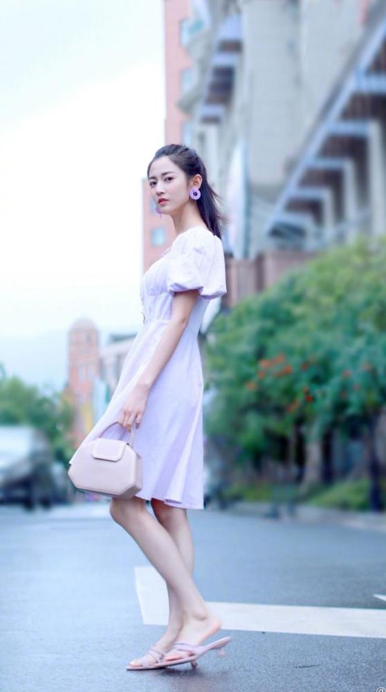 陈钰琪现代装好甜美,一袭紫色泡泡袖连衣裙,清新减龄元气满满!