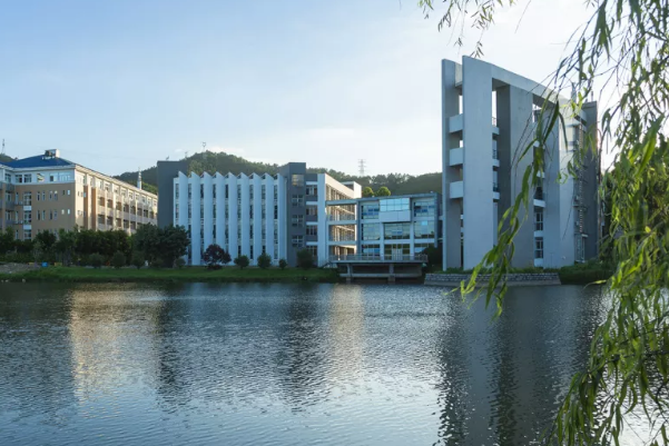 2010年,闽江学院成立 新华都商学院,该学院定位 为世界一流商学院.