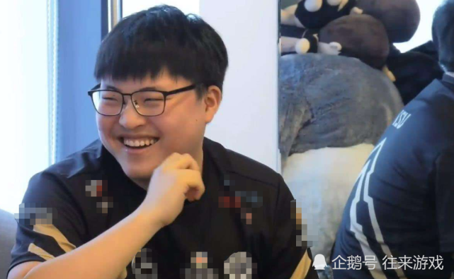 lol比分直播｜拳头官方为uzi设计了专属皮肤？VN脖子上写着uzi！