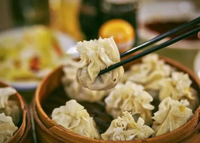 兴安盟:兴安烤羊腿 深受喜爱的蒙古族名菜,外酥里嫩,营养丰富.