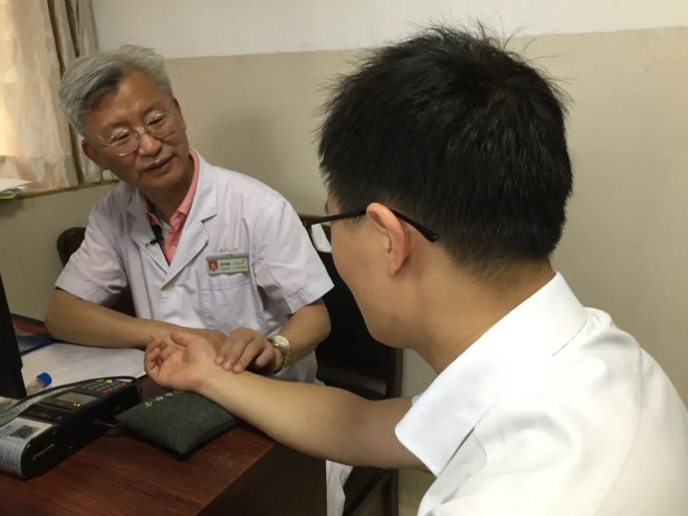 李学麟是福州苍霞洲李氏中医儿科学术流派第三代传承人,他的祖辈几代