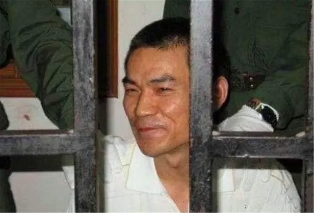 东北"著名"黑老大,曾霸占24个女明星,狠起来连自己都砍