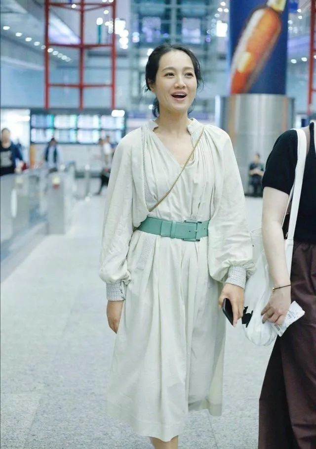 朱丹精致打扮现身机场,淡绿色裙子扎小辫太少女,脸部憔悴却减分,朱丹 朱丹精致打扮现身机场,淡绿色裙子扎小辫太少女,脸部憔悴却减分,朱丹