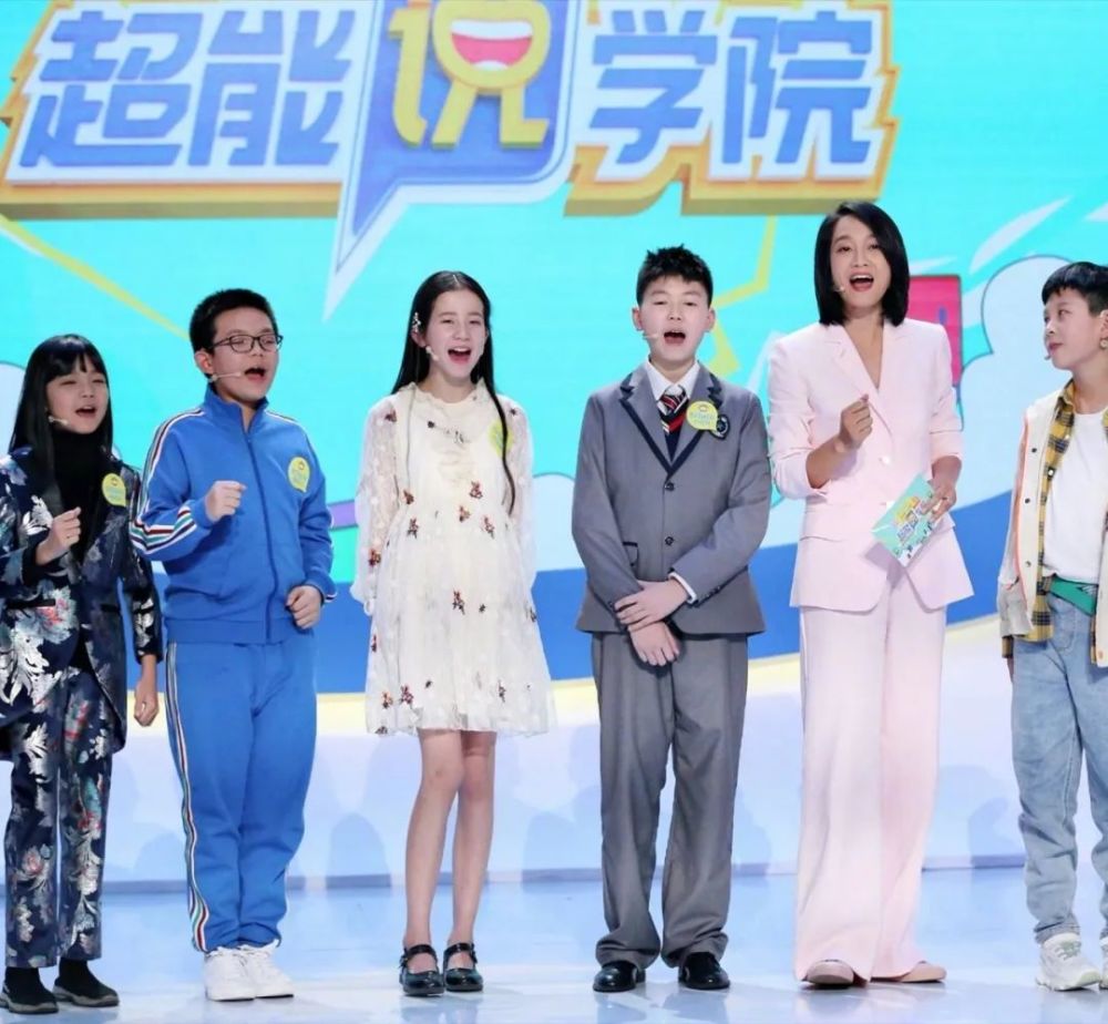朱丹精致打扮现身机场,淡绿色裙子扎小辫太少女,脸部憔悴却减分,朱丹 朱丹精致打扮现身机场,淡绿色裙子扎小辫太少女,脸部憔悴却减分,朱丹