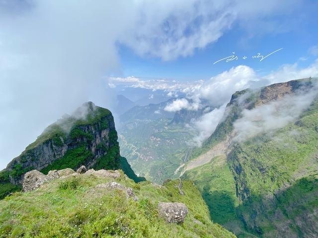 实拍云南昭通"鸡公山",三面绝壁,峡谷深达2600米,游客