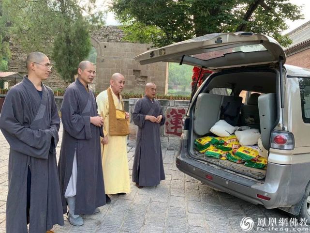 那天一大早,过完早斋,住持弘恩法师嘱咐我们早出发,耀本法师和妙缘