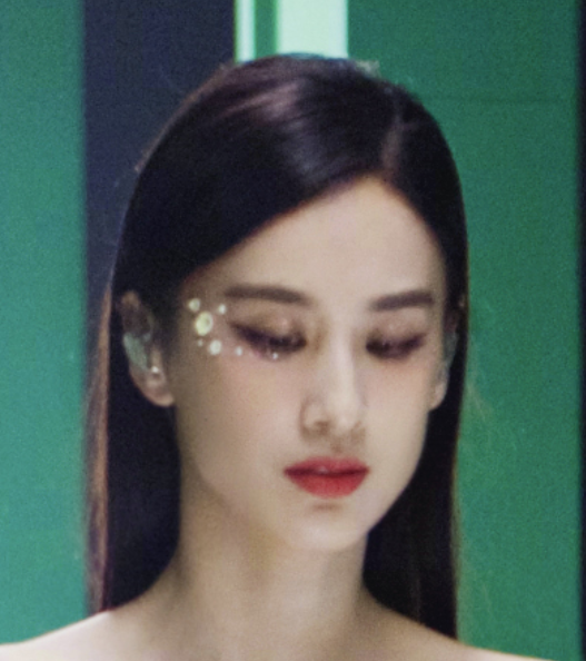 黄圣依如此闪耀的贴钻妆容，你hold不住