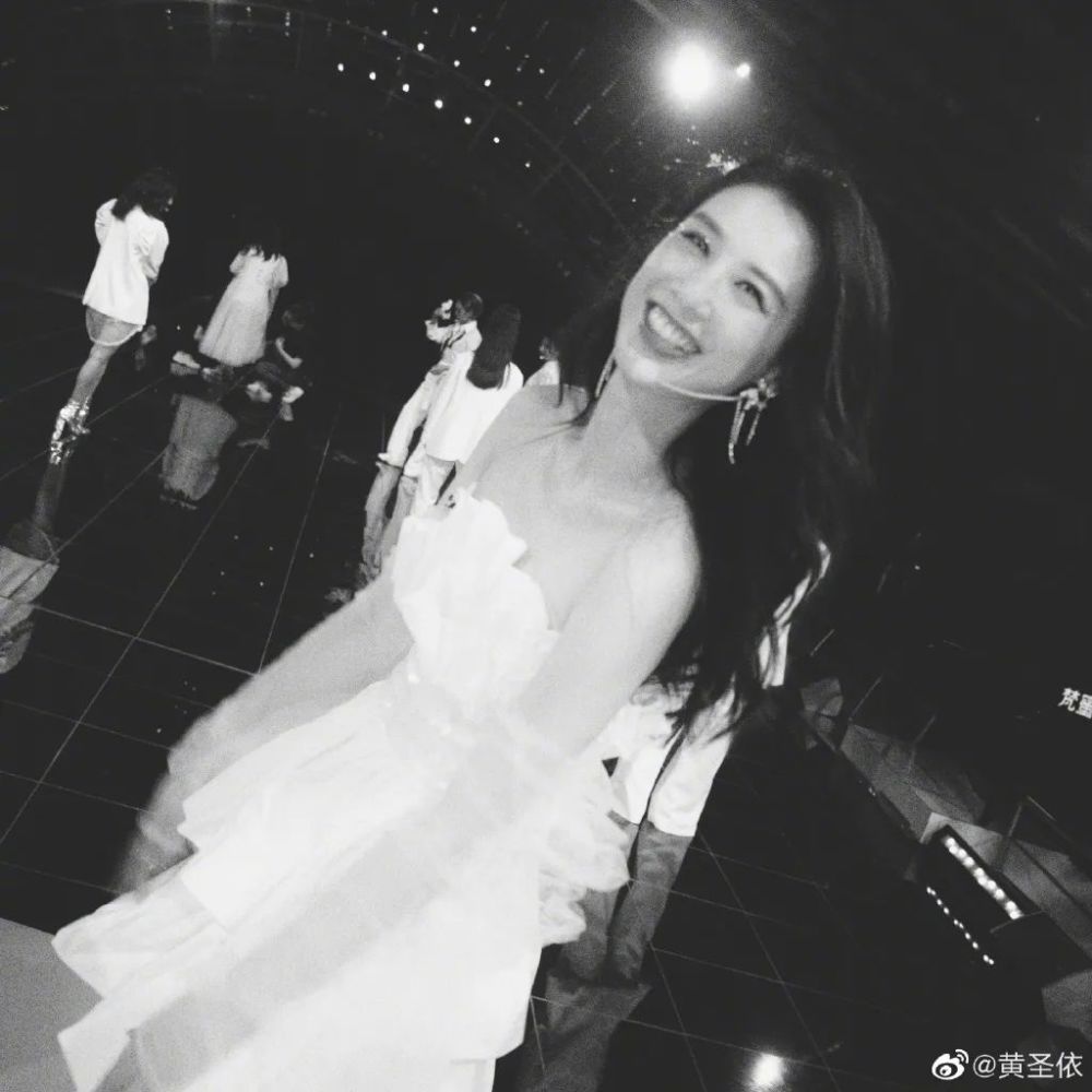 黄圣依如此闪耀的贴钻妆容，你hold不住