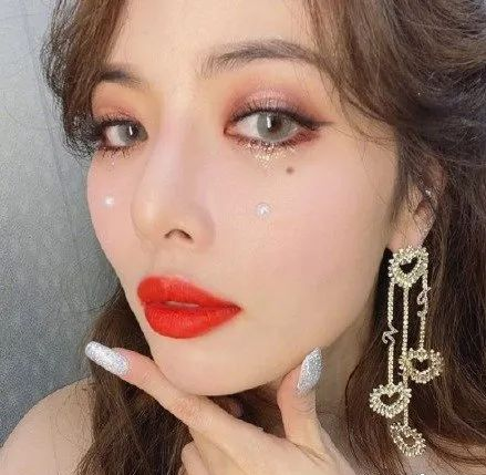 黄圣依如此闪耀的贴钻妆容，你hold不住