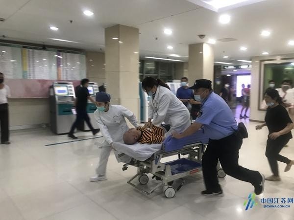 44岁男子心跳骤停！医护接力冲刺，一场生死时速抢救拉开