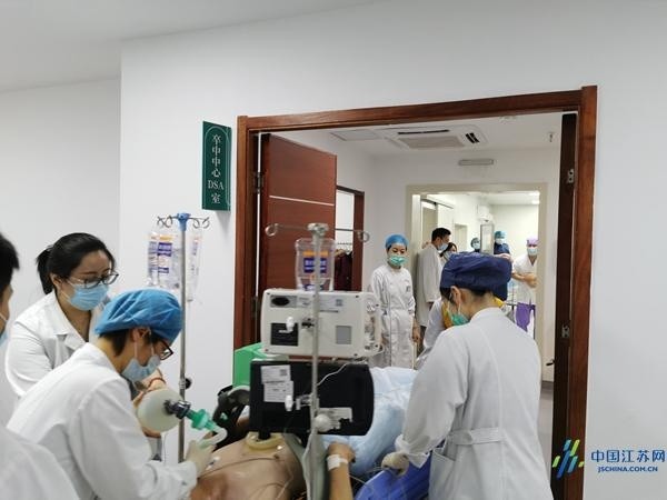 44岁男子心跳骤停！医护接力冲刺，一场生死时速抢救拉开