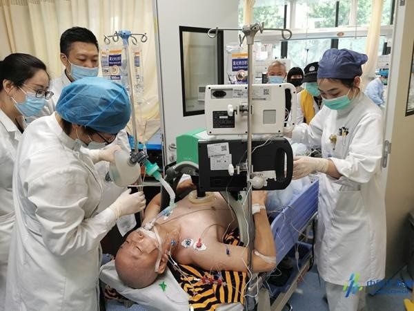 44岁男子心跳骤停！医护接力冲刺，一场生死时速抢救拉开