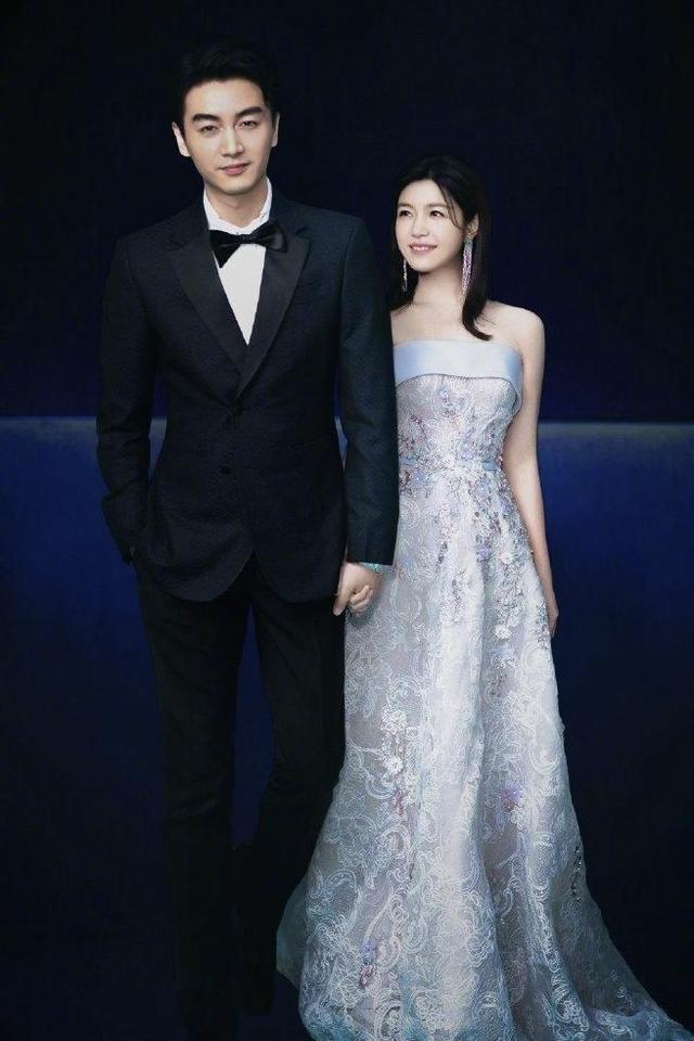 陈妍希陈晓合体秀恩爱，穿抹胸连衣裙配齐肩发型，还是圆脸最抗老