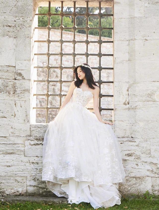 陈妍希陈晓合体秀恩爱,穿抹胸连衣裙配齐肩发型,还是圆脸最抗老 陈妍希陈晓合体秀恩爱,穿抹胸连衣裙配齐肩发型,还是圆脸最抗老