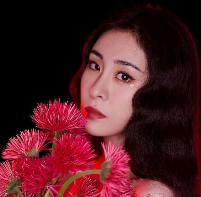张碧晨拍摄80年代复古胶片写真网友人比鲜花还艳