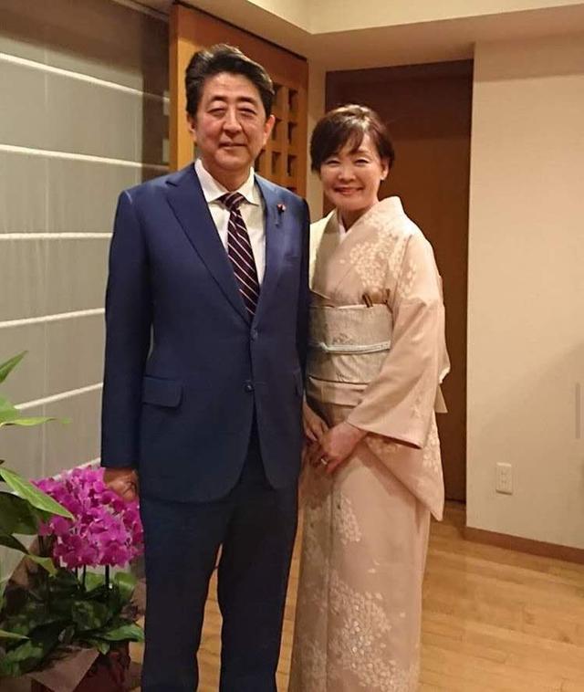 安倍晋三挺爷们!58岁老婆不生育照样受宠,两人合影他反而挺拘谨