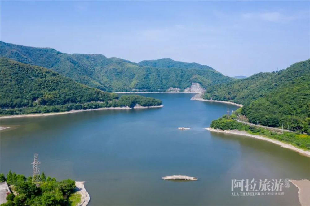 经过梅溪隧道,右手侧就是 梅溪水库,这一带有一座水下 磬裁桥,是宁波