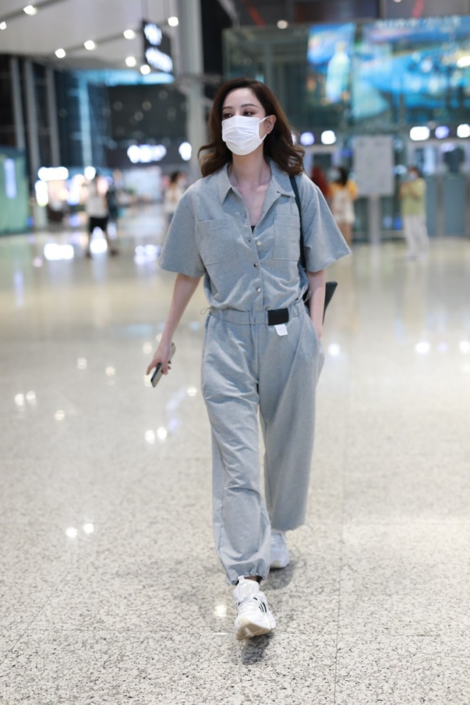 郑希怡夏季私服穿搭,身穿灰色运动套装走机场,轻松地美出新高度
