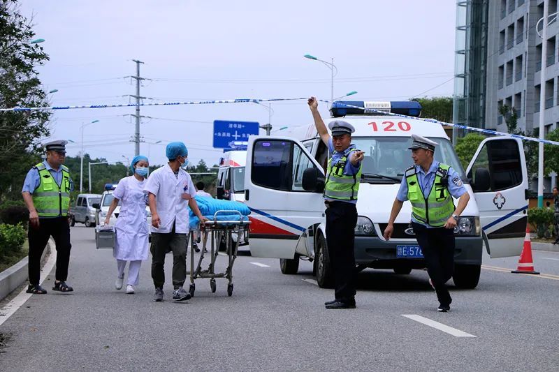 婺源公安交警联合多部门开展道路交通事故处理应急救援演练