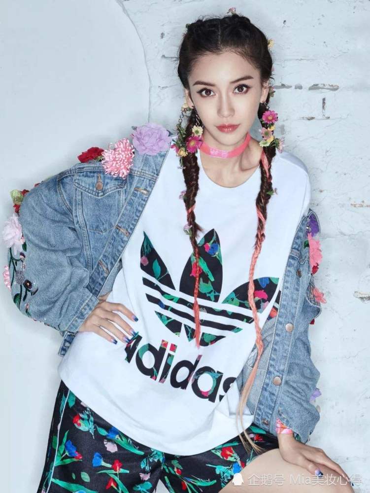 今年别光顾着穿搭，很火的“香蕉头”学起来，青春洋气显脸小