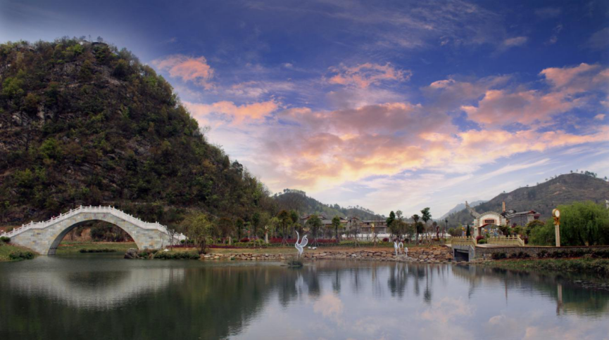 乡游黔中 · 兴仁市 鲤鱼坝村 │ 鱼跃稻香绿水流,千家灯火映华楼