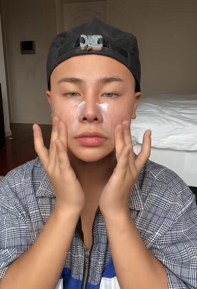 男生仿妆“春丽”，竟然还是化的欧美妆，最后：怕不是金刚芭比