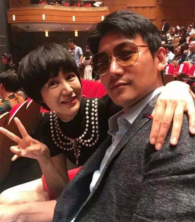 卸掉大浓妆，鲍蕾的素颜照好真实，但敢晒出来就说明直视衰老！