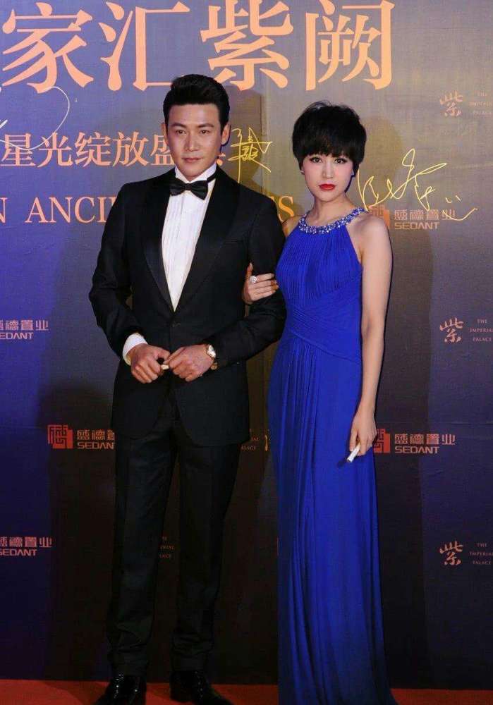 卸掉大浓妆，鲍蕾的素颜照好真实，但敢晒出来就说明直视衰老！