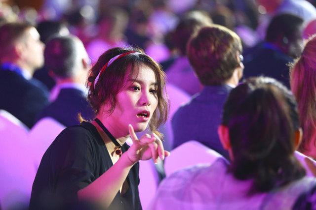傅园慧化妆原来这么美，气质稳重还柔情，让人忘了她是“表情包”