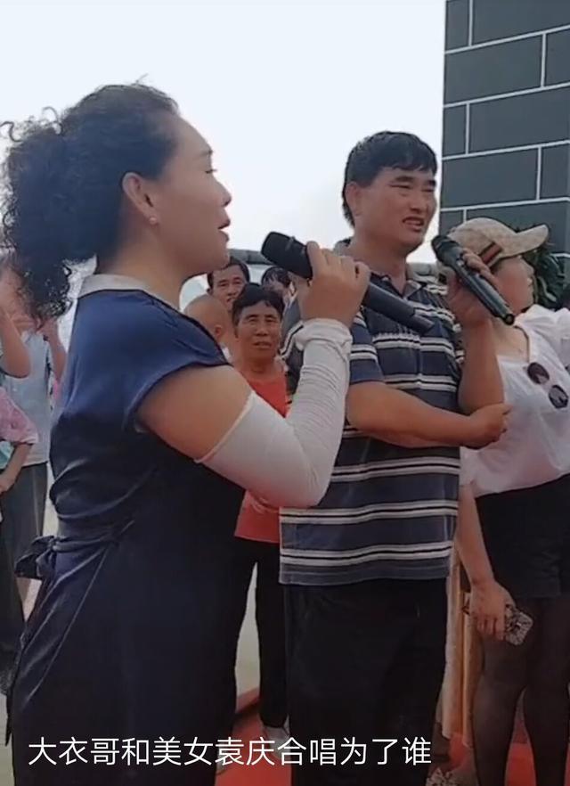 广场上袁庆和大衣哥合唱为了谁,网友:希望春晚见到这对高手