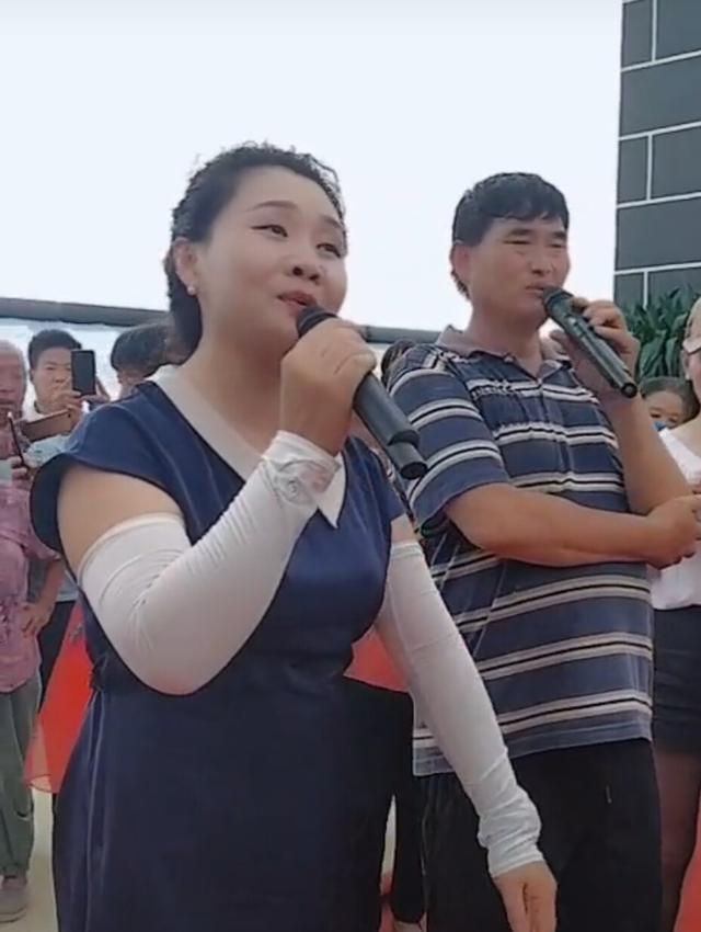 广场上袁庆和大衣哥合唱为了谁,网友:希望春晚见到这对高手